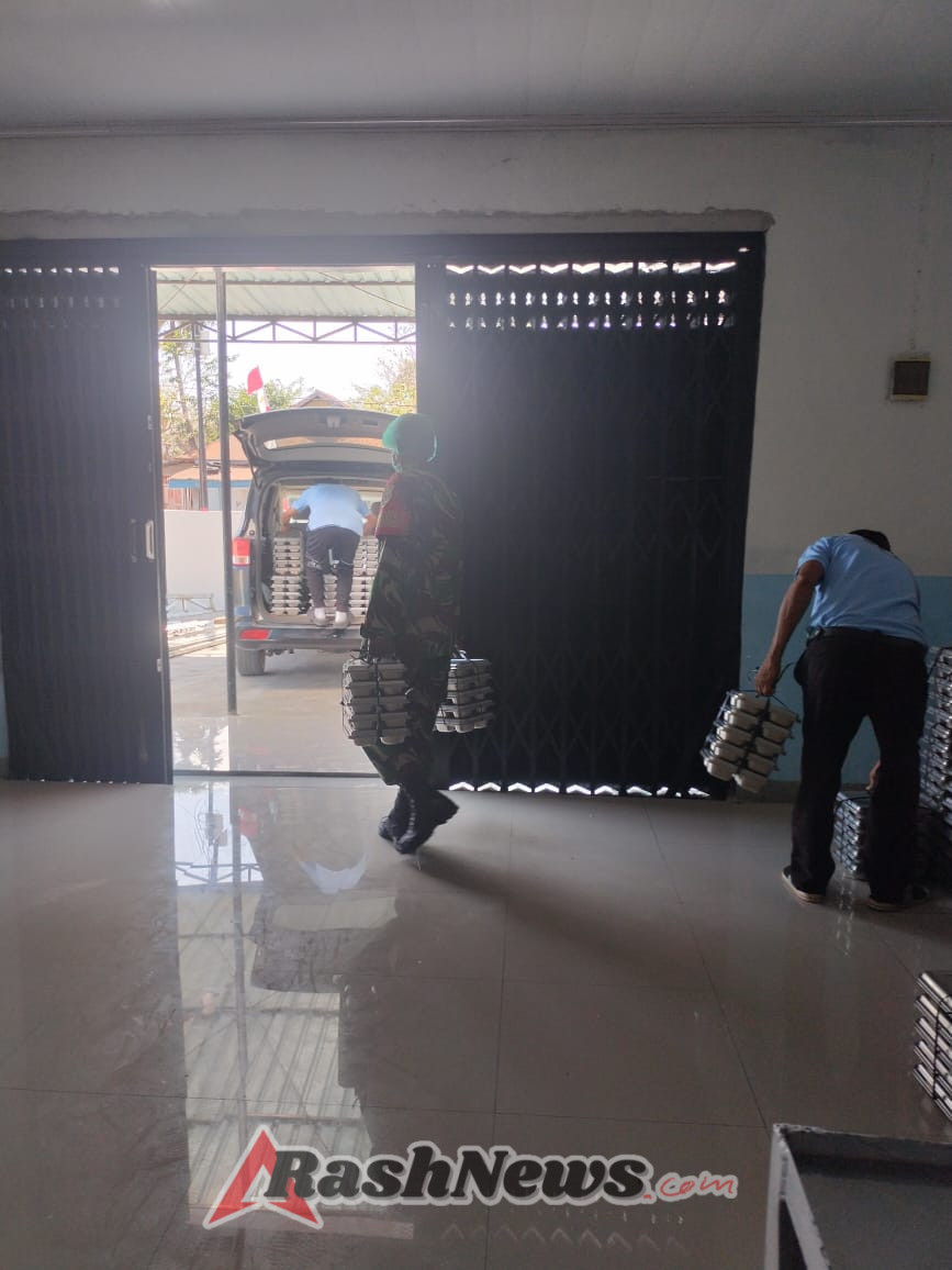 Babinsa Dampingi Pembagian Makanan Bergizi untuk 2.452 Pelajar di Pantai Baru