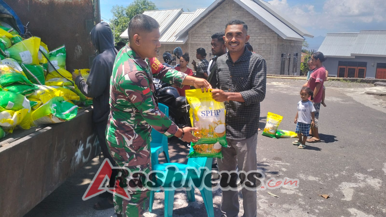 Kodim 1624/Flotim Gelar Gerakan Pangan Murah di Ile Boleng