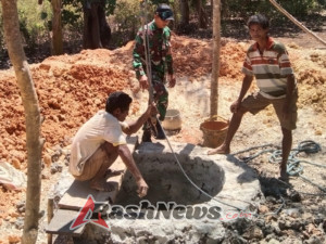Babinsa dan Warga Hobawawi Bangun Kebersamaan Lewat Gotong Royong