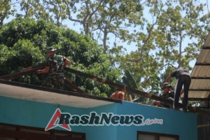 Kegiatan Karya Bakti Pembongkaran Masjid Al-Mujahidin oleh Satgas Pamtas