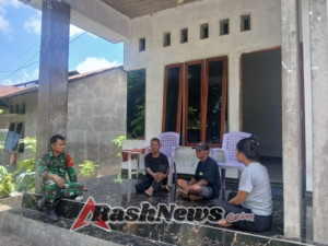 Wujud Kemanunggalan TNI-Rakyat, Babinsa Laksanakan Komsos dan Pantau Wilayah Binaan di Nangapanda