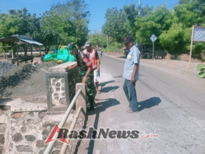 Babinsa Serka Munir Dukung PUPR Propinsi Perbaiki Infrastruktur Jembatan Desa Punti