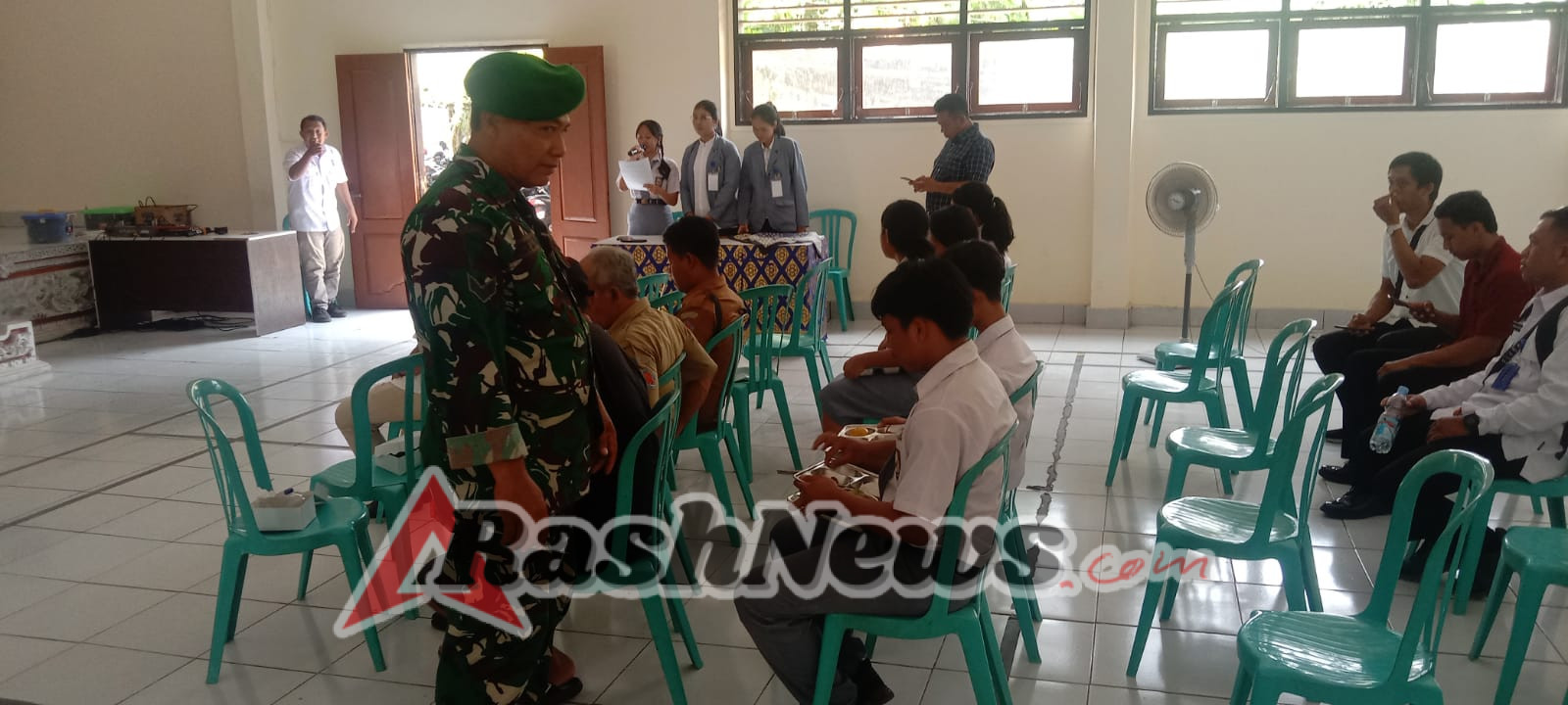 Babinsa Banyuning Hadirkan Rasa Aman dalam Penyerahan Paket MBG di SMK TI Global Bali