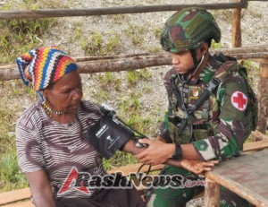 Satgas Yonif 743/PSY Berikan Kasih Lewat Obat dan Doa