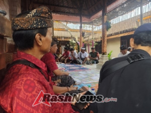 Babinsa Tegallalang Bersama Perangkat Desa Jaga Kondusifitas Kegiatan Adat
