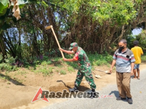 Babinsa Ende Aktif Berperan dalam Penanggulangan Dampak Longsor dan Jaga Kamtibmas