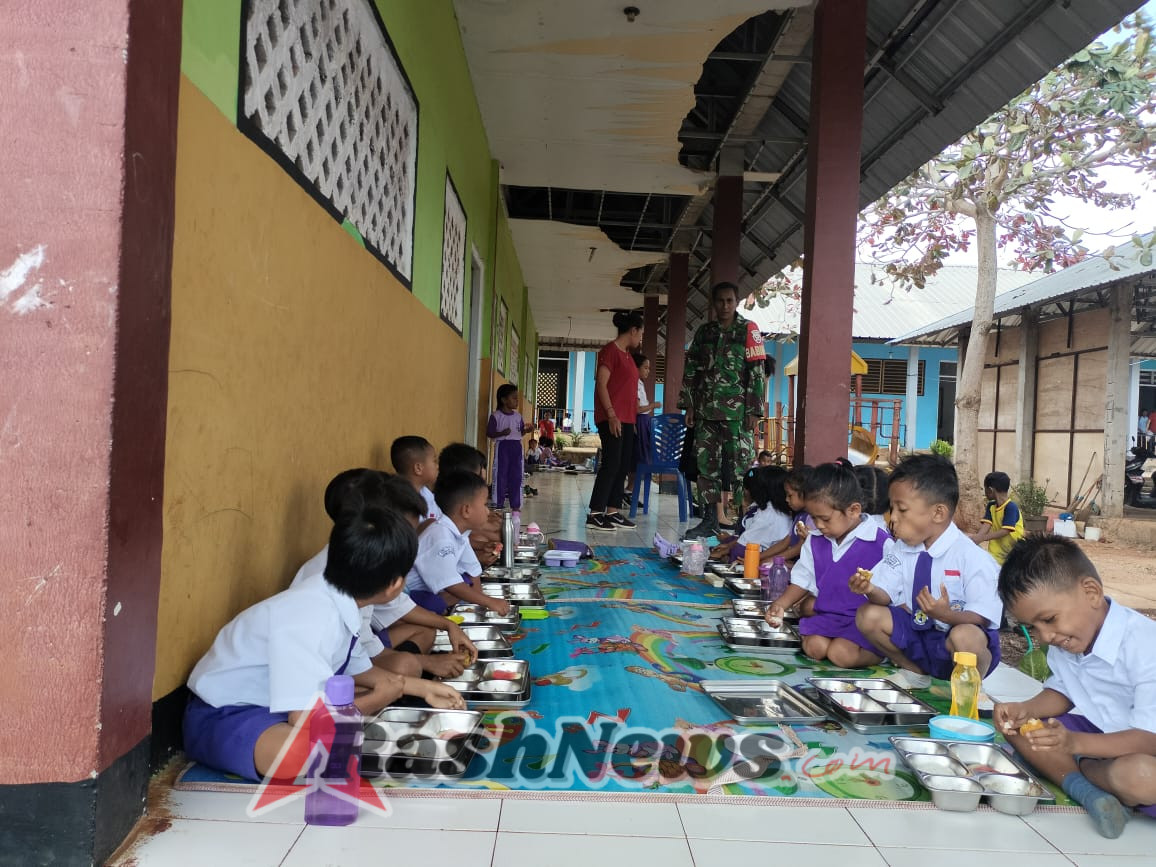 Wujud Kepedulian TNI, Babinsa Koramil 1627-02 Bantu Sukseskan Program Gizi Anak di Rote Ndao