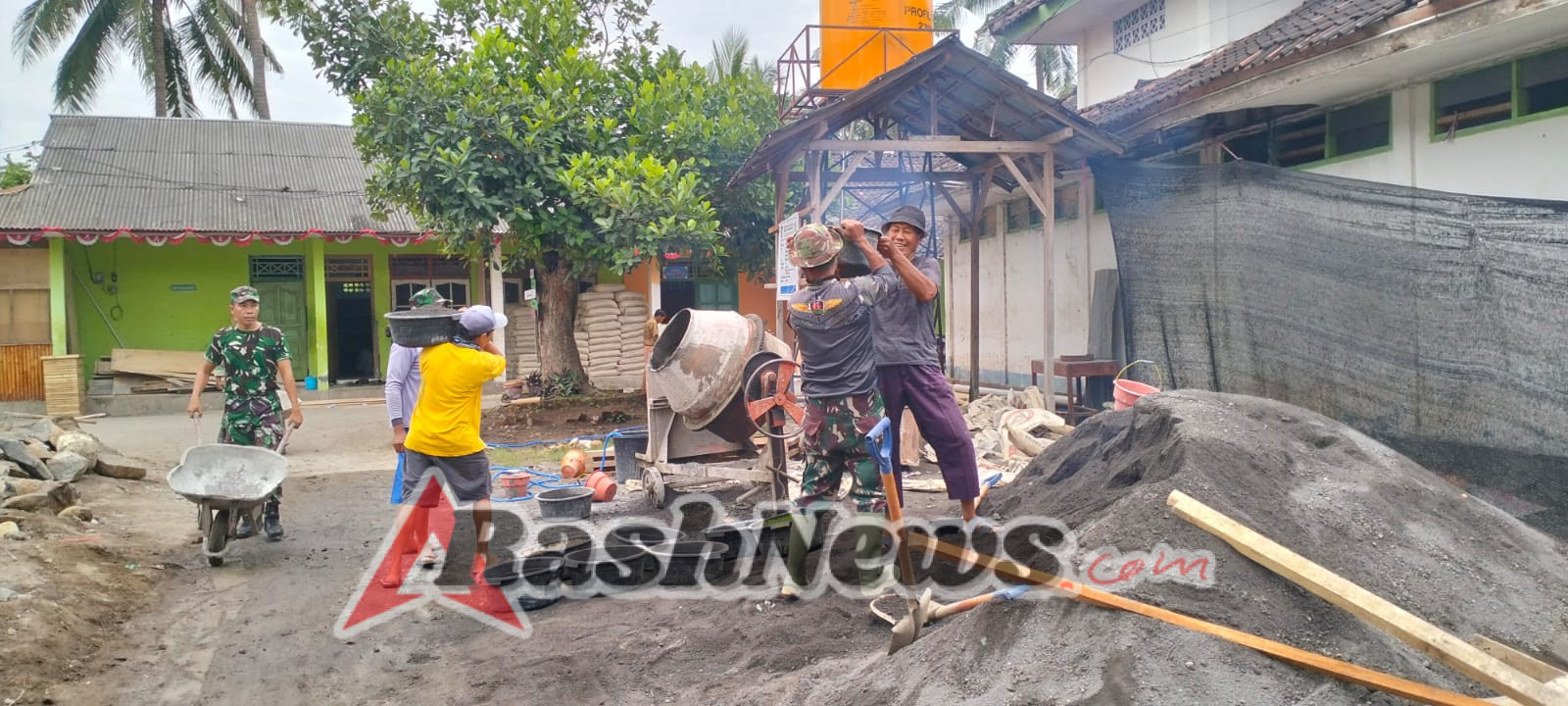 ‎Anggota Koramil 08/Labuhan Haji Bersama Warga Gotong Royong Bangun Gedung Sekolah di Ponpes Ibnu Mas’ud