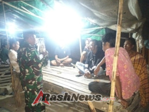 Babinsa Ingatkan Warga Jaga Kekeluargaan dan Waspada Cuaca Saat Ronda Malam