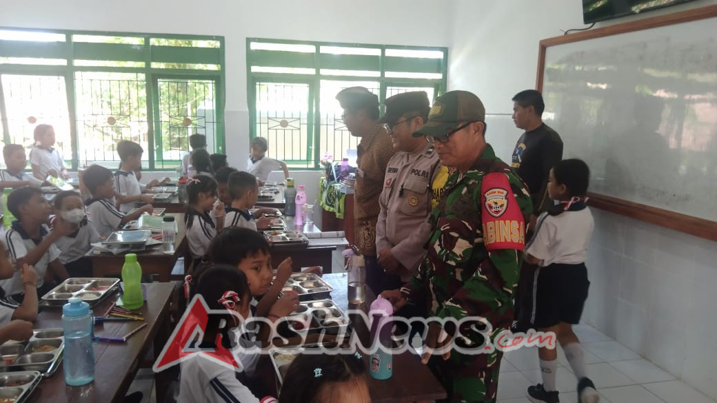 Makan Bergizi Gratis Bangkitkan Antusias Siswa Banjar Jawa, Babinsa Hadir Beri Dukungan