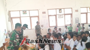 Pos Asumanu Akhiri Penugasan Dengan Berikan Cinderamata Serta Bagikan Susu Untuk Siswa SD dan Warga Binaan