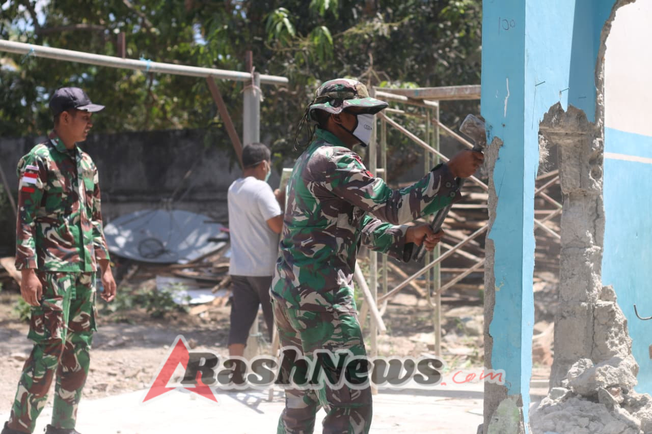 Kegiatan Karya Bakti Pembongkaran Masjid Al-Mujahidin oleh Satgas Pamtas