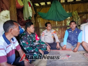 Babinsa Koramil 1630-02/Lembor Dampingi Penyemprotan Obat Hama pada Tanaman Padi di Desa Golo Manting