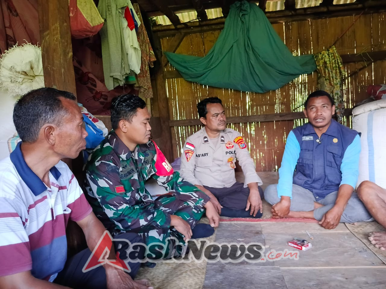 Babinsa Koramil 1630-02/Lembor Dampingi Penyemprotan Obat Hama pada Tanaman Padi di Desa Golo Manting