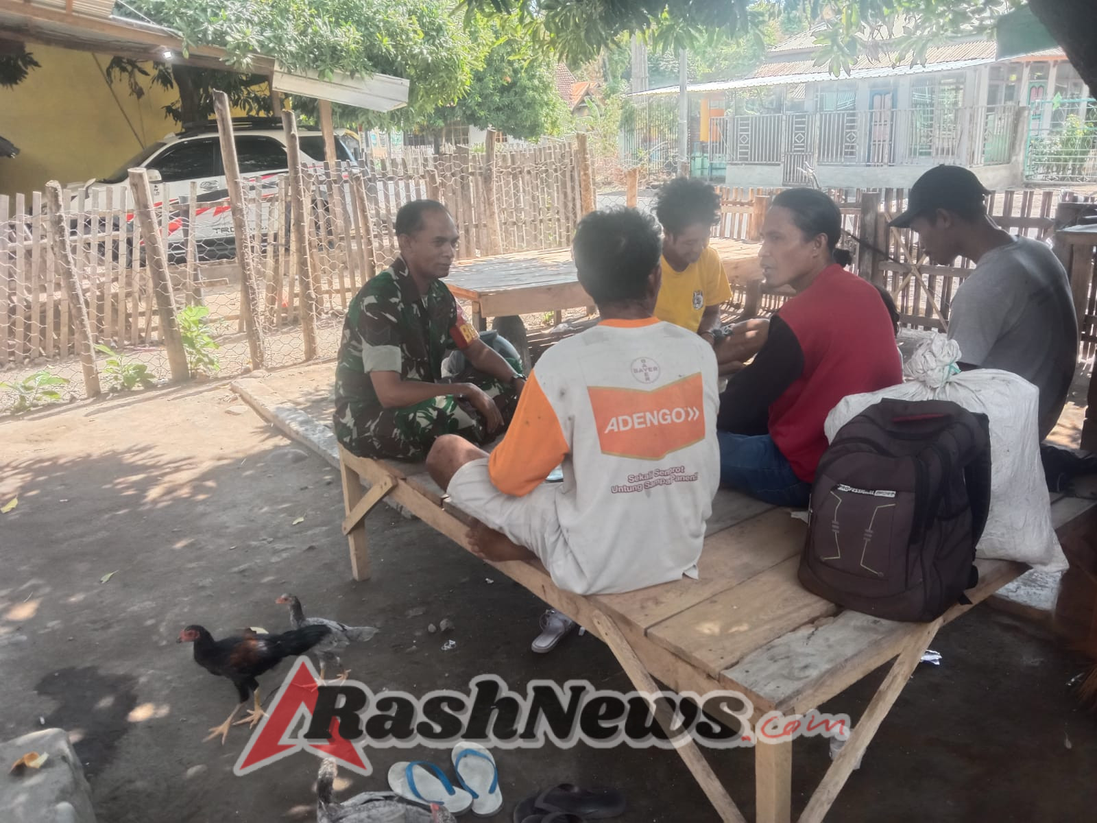 Bersama Warga, Babinsa Ajak Budayakan Hidup Bersih dan Hidup Rukun