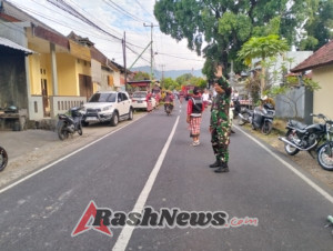 Babinsa mengawal terus perosesi persembahyangan sampai selesai.
