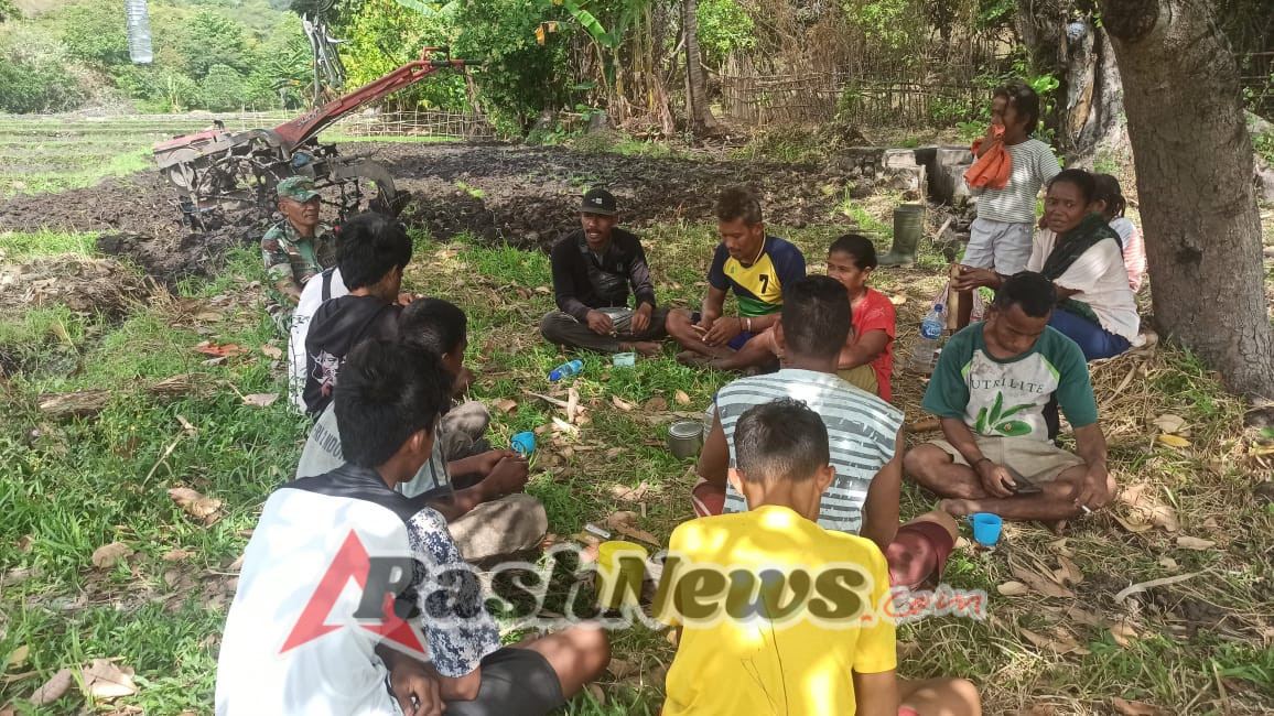 Monitoring Keamanan Wilayah, Babinsa Maurole Aktif Berinteraksi dengan Warga