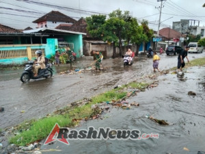 Banjir Akibatkan Jalan Raya Tergenang di Pringgabaya, Danramil dan Warga Lakukan Aksi Bersih-Bersih