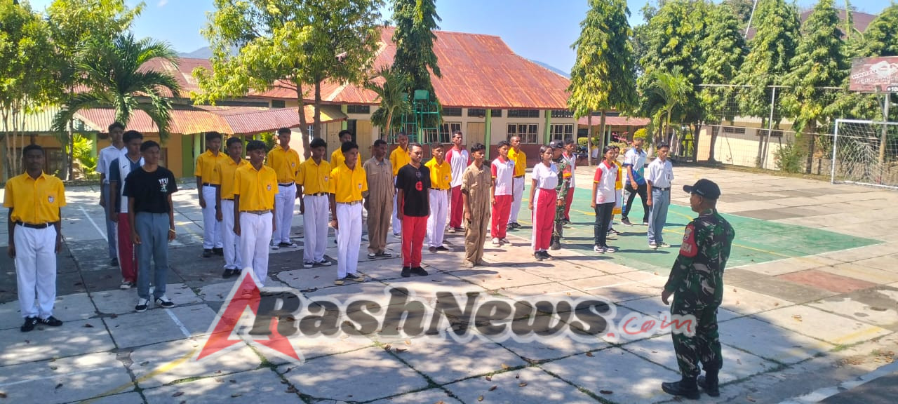 Babinsa Koramil 1624-01/Larantuka Latih PBB di SMKS Bina Karya