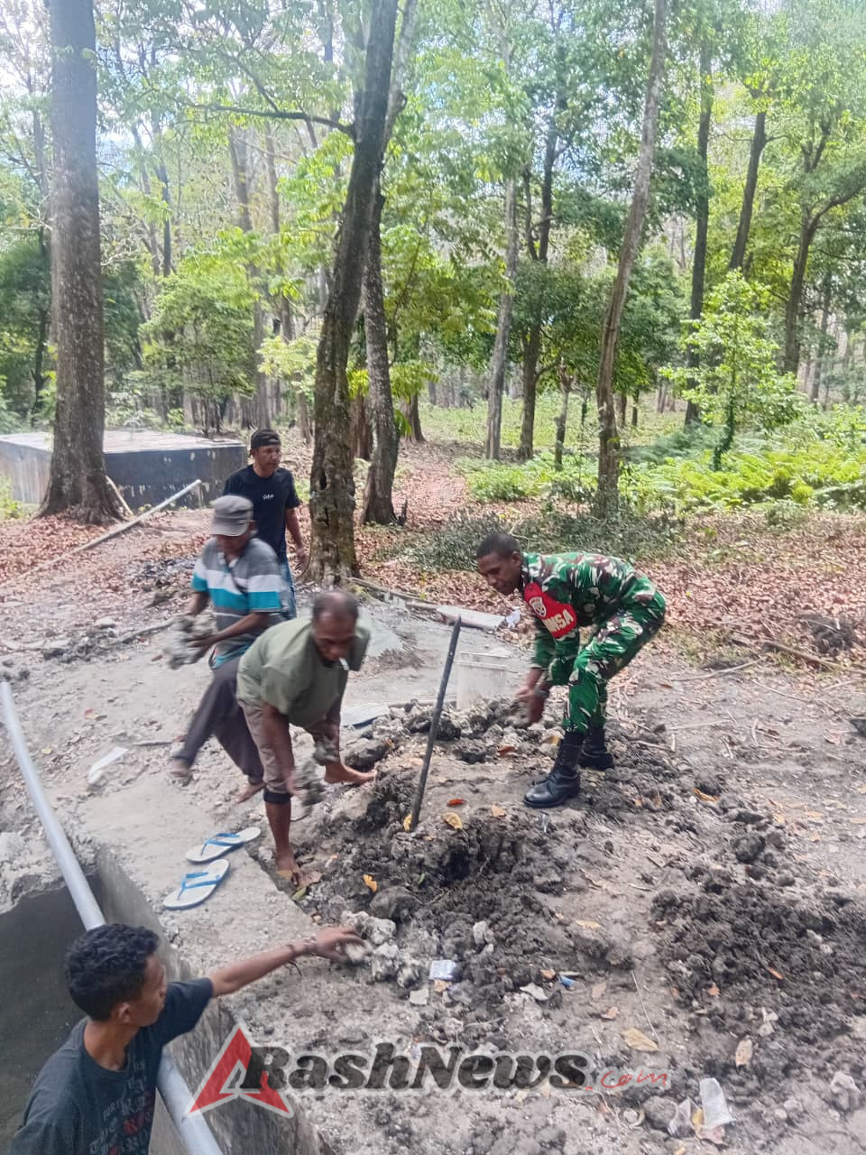 Kompak Bersama Warga Binaan, Babinsa Kodim 1621 TTS Kerja Bakti Bangun Bak Air