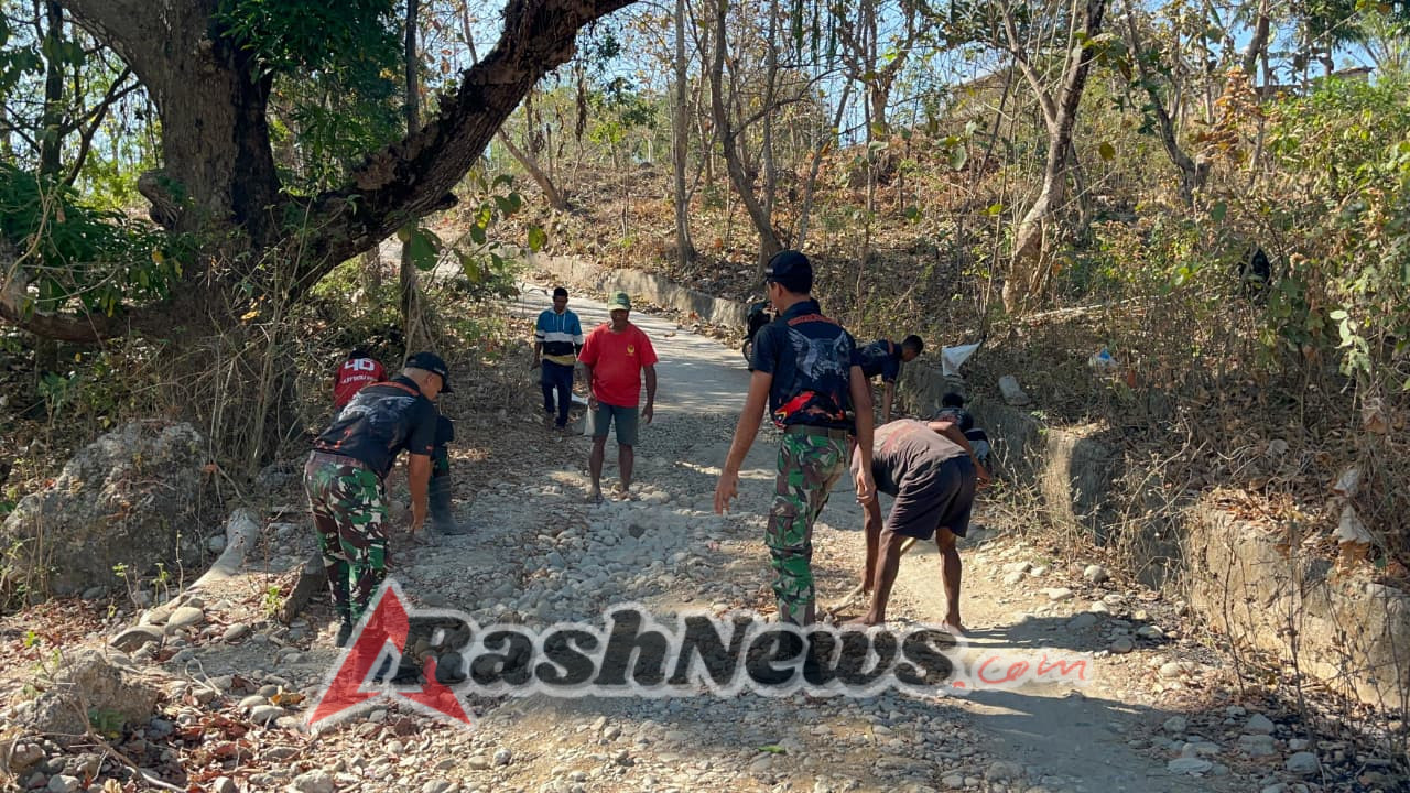 Peduli Lingkungan Desa, Satgas Pos Maubusa Bersama Warga Desa Nuaderog Laksanakan Perbaikan Jalan