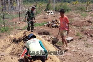 Pengembangan Budidaya Anggur, Babinsa Dampingi Penyiapan Pupuk Dasar
