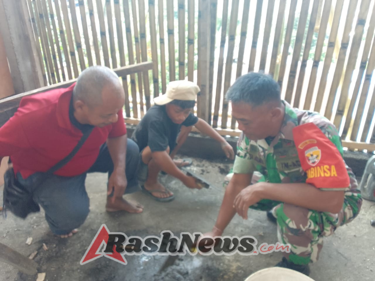 Babinsa dan Warga Desa Randotoda Bersinergi Bangun Rumah, Ciptakan Kamtibmas dan Kebersamaan