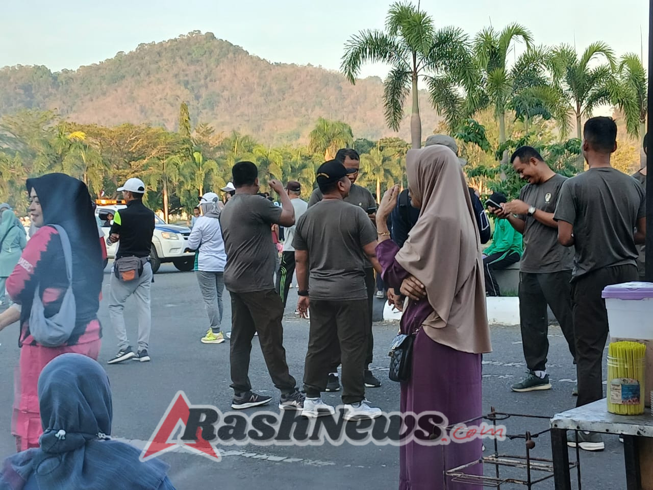 Hadirkan Rasa Aman dan Semangat, Koramil 1628-01/Taliwang Dampingi Masyarakat dalam Senam Sehat HARHUBNAS
