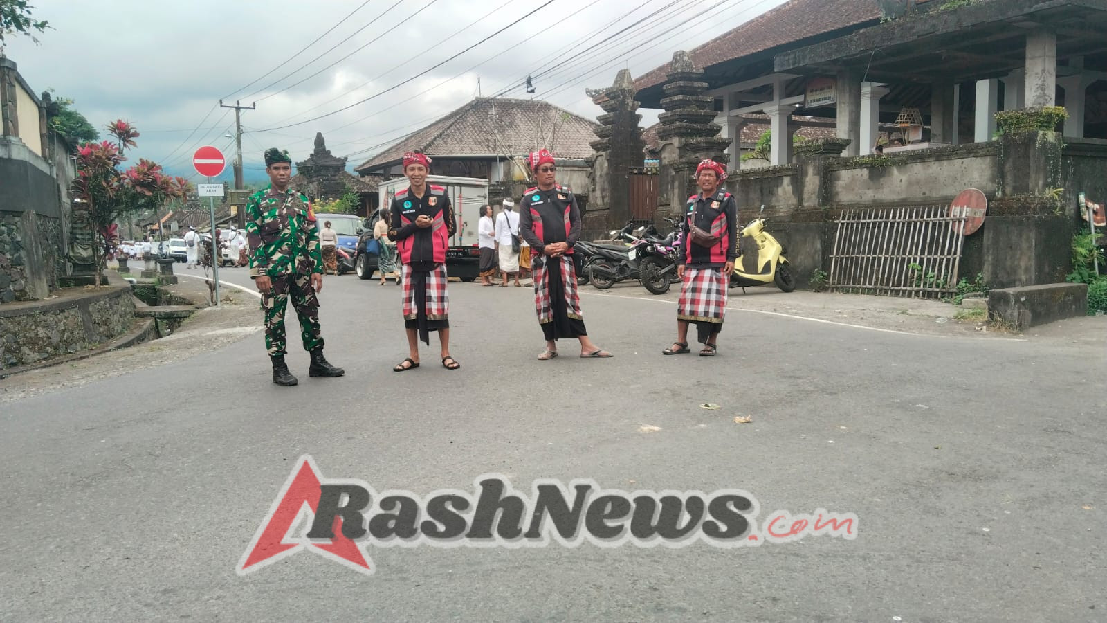 Berikan rasa aman dan nyaman, Babinsa 1623-06/Selat amankan rangkaian upacara Pelebon.