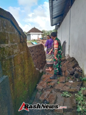 Bersama Perangkat Desa, Babinsa Koramil Klungkung Tinjau Lokasi Musibah tembok Roboh