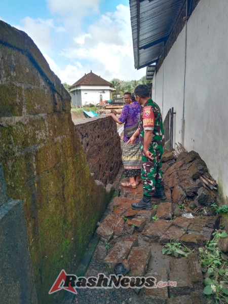 Bersama Perangkat Desa, Babinsa Koramil Klungkung Tinjau Lokasi Musibah tembok Roboh