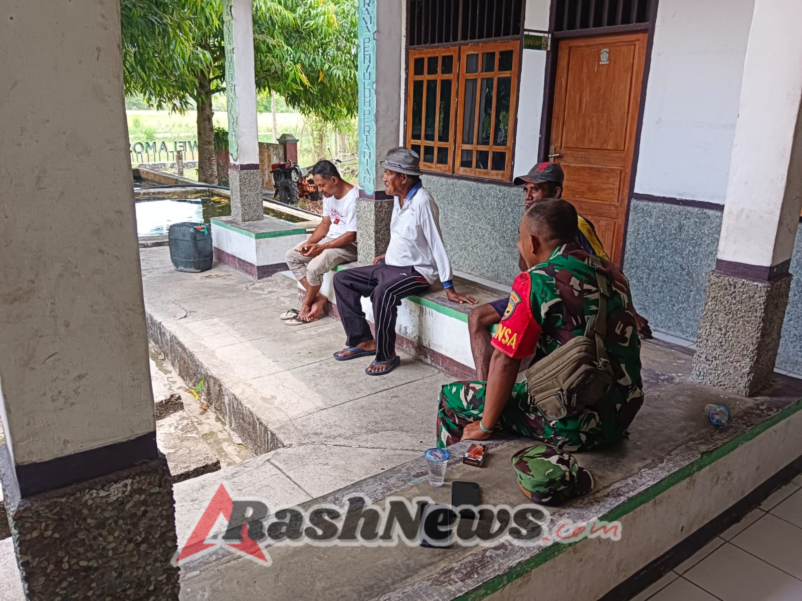 Babinsa Detusoko Aktif Lakukan Komsos dan Monitoring Wilayah di Desa Welamosa