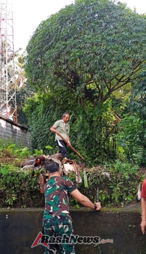 Tingkatkan Kebersihan Kuatkan Kemanunggalan, Babinsa Tihingan Bersama Aparatur Desa Gelar Gotong Royong