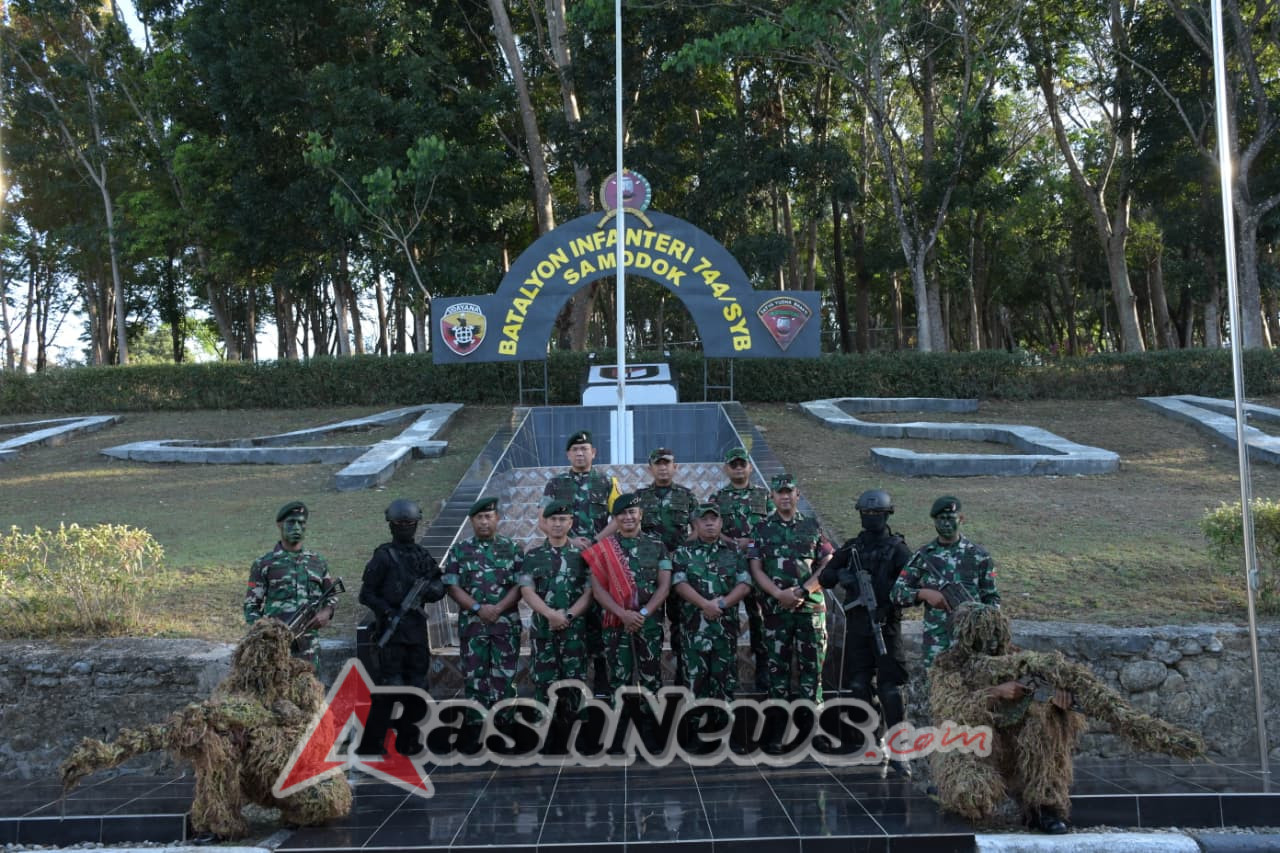 Semangat Prajurit Jajaran Brigif 21/Komodo menyambut Danpussenif.