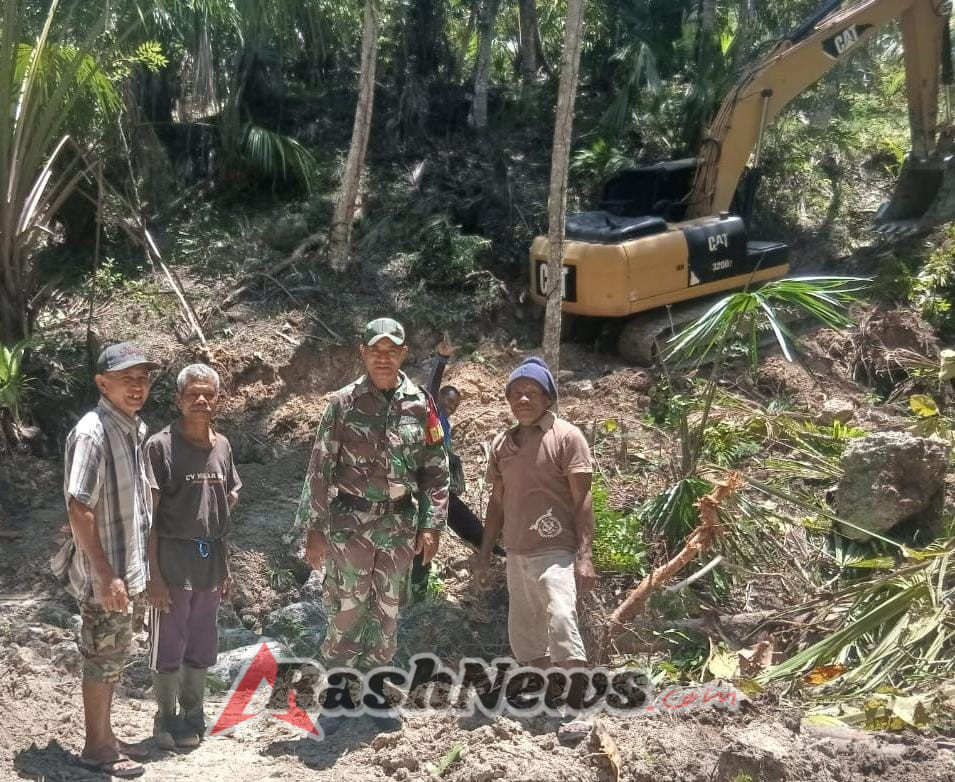 Kolaborasi Babinsa Aparat Desa Dan Kontraktor Bangun Jalan