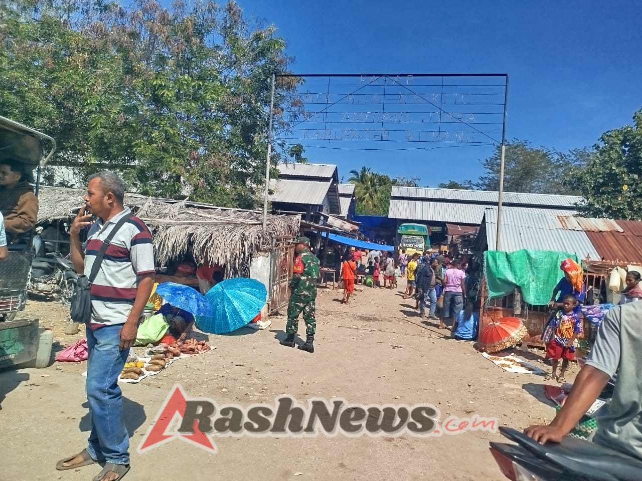 Pasar Naikliu Aman Tertib Berkat Kehadiran Babinsa TNI