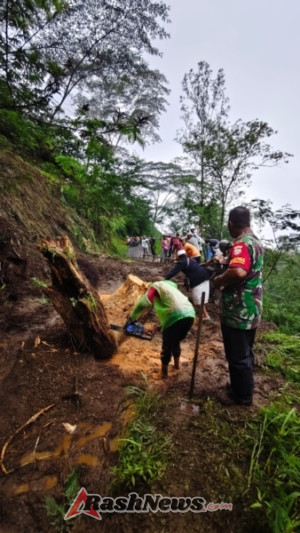 Dengan alat seadanya Babinsa 1623-03/Rendang bersama warga tangani material longsor yang menutup badan jalan.