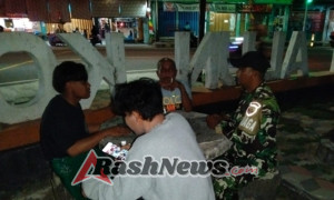 Kamtibmas Jadi Prioritas, Babinsa Jereweh Gelar Patroli Malam di Wilayah Binaan