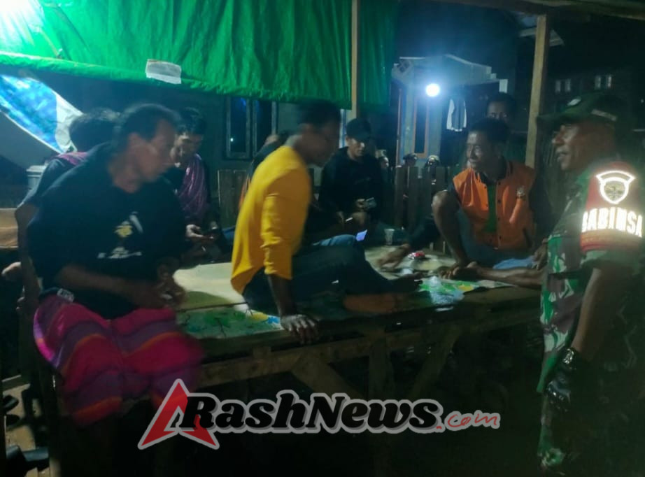 Sinergi Babinsa dan Bhabinkamtibmas Perkuat Ketertiban di Desa Tolotangga lewat Patroli Malam