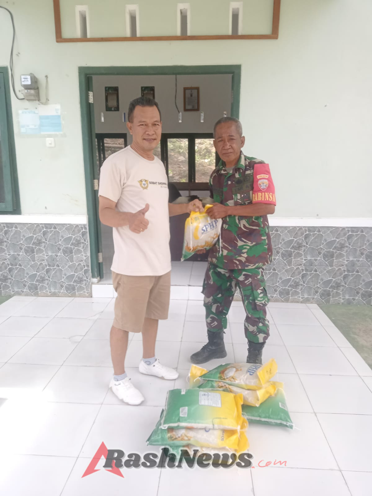 TNI Hadir untuk Rakyat: Babinsa Ba’a Salurkan Beras Murah SPHP ke Masyarakat