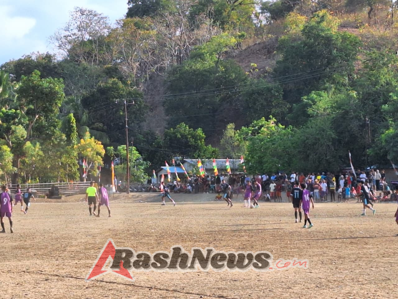 Satgas Yonif 741/GN Pos Damar Hadiri Penutupan Turnamen Sepakbola dan Volly di Desa Silawan