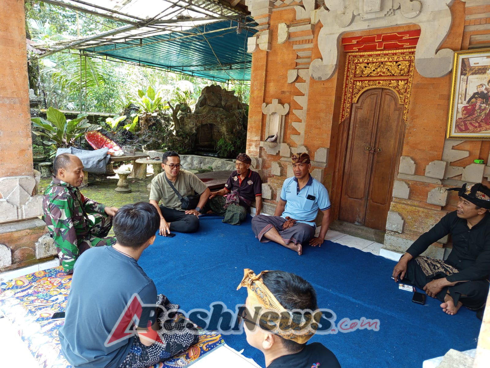 Turut berbela sungkawa Babinsa Koramil 1623-06/Selat sambang ke lokasi kejadian gantung diri.