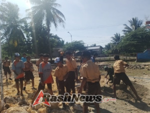 Babinsa dan Warga Gotong Royong Bangun Pondasi Lapangan Mini di SMPN Bogorowatu