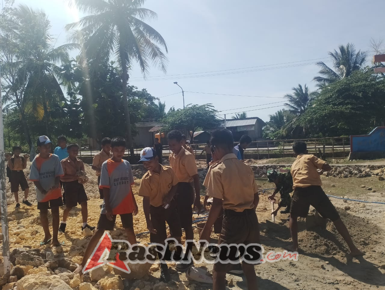 Babinsa dan Warga Gotong Royong Bangun Pondasi Lapangan Mini di SMPN Bogorowatu