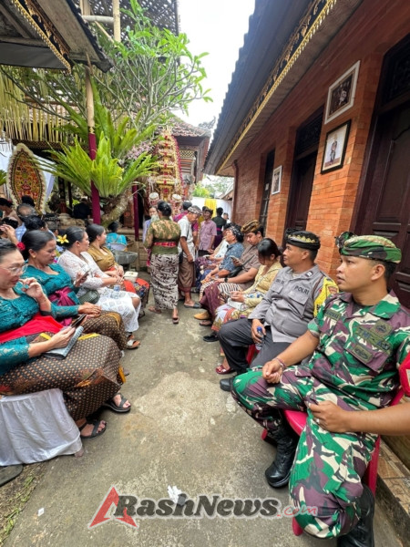 Babinsa Bersama Aparat Desa Jaga Kondusifitas Acara Pernikahan di Desa Kedisan
