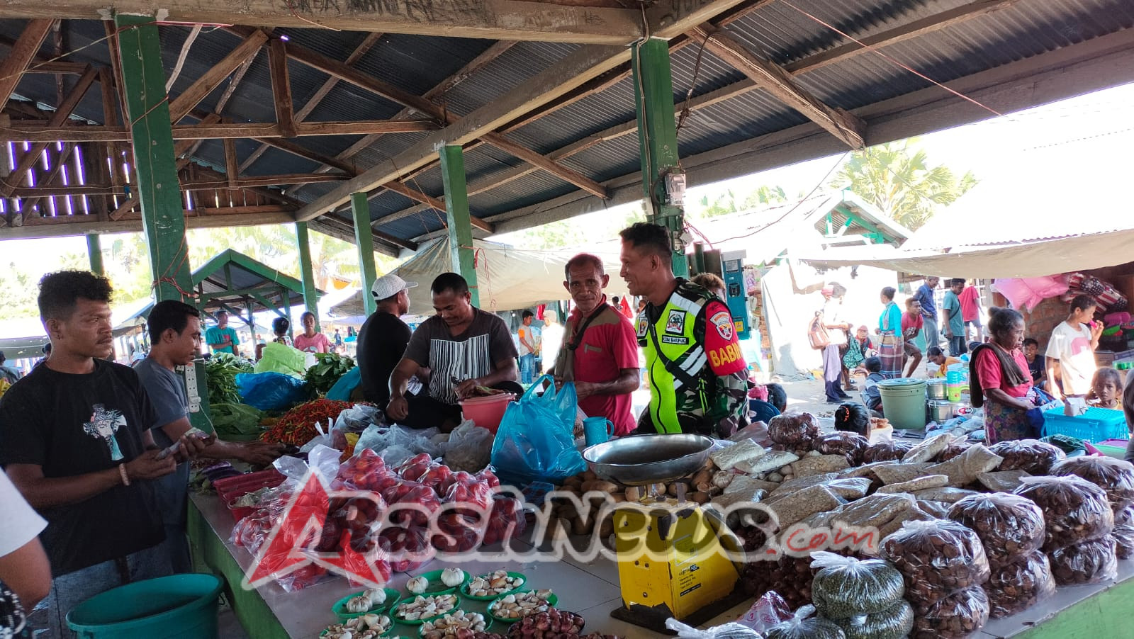 Babinsa Manubelon Laksanakan Pemantauan Pasar Tradisional Jaga Ketertiban