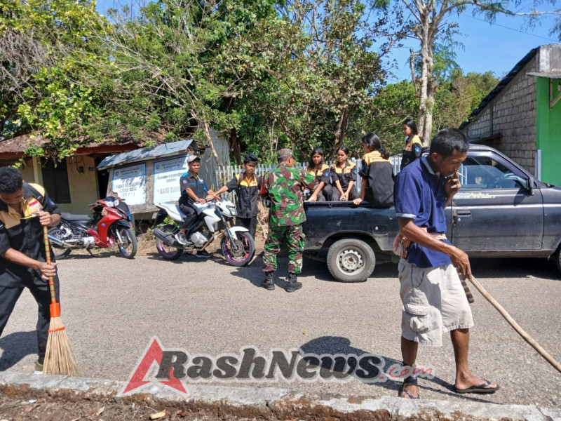 Kebersamaan TNI-Rakyat, Babinsa Sumba Barat Kerja Bakti Bersama Warga
