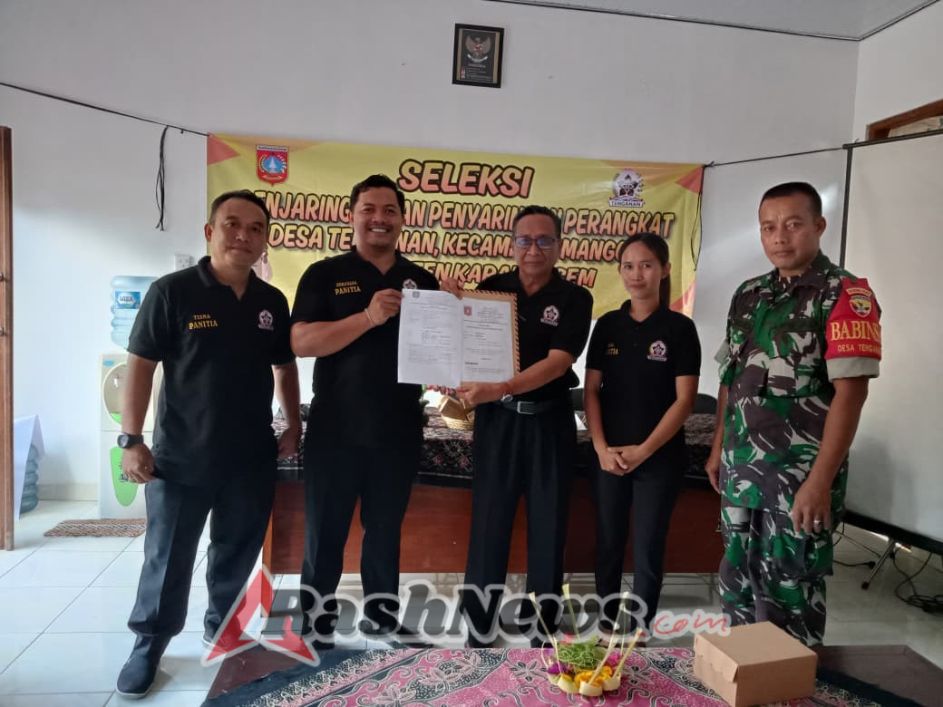 Babinsa Desa Tenganan pastikan seleksi perangkat Desa berjalan lancar.