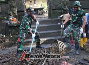 Aksi Karya Bhakti Pasca Banjir, Puluhan Prajurit TNI Kodim 1611/Badung Bersama Masyarakat Laksanakan Pembersihan di Jalan Pudak, Kelurahan Paguyangan, Denpasar Selatan