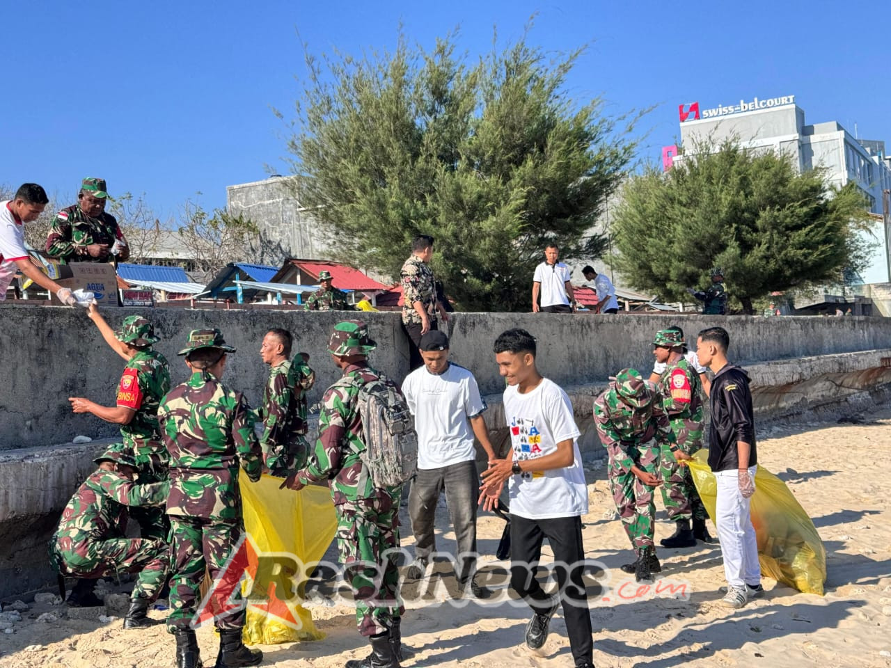 Sinergi TNI dan Hotel Kupang Bersihkan Sampah Pantai